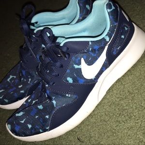 Nike Women’s Navy Blue and Light Blue Patterned Sneakers